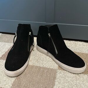 Lightly worn wedge Steve Madden tennis shoes (size 9)